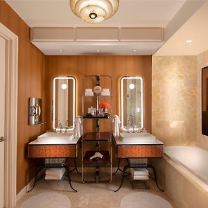 – Panoramic View Two Queens Two 2 Complimentary Awakening Sapphire Show Tickets